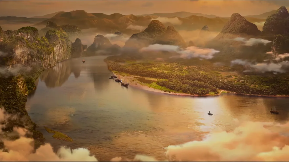 黄昏时分的喀斯特山水江河景观，云雾缭绕峰林，水面散落着几艘小船。