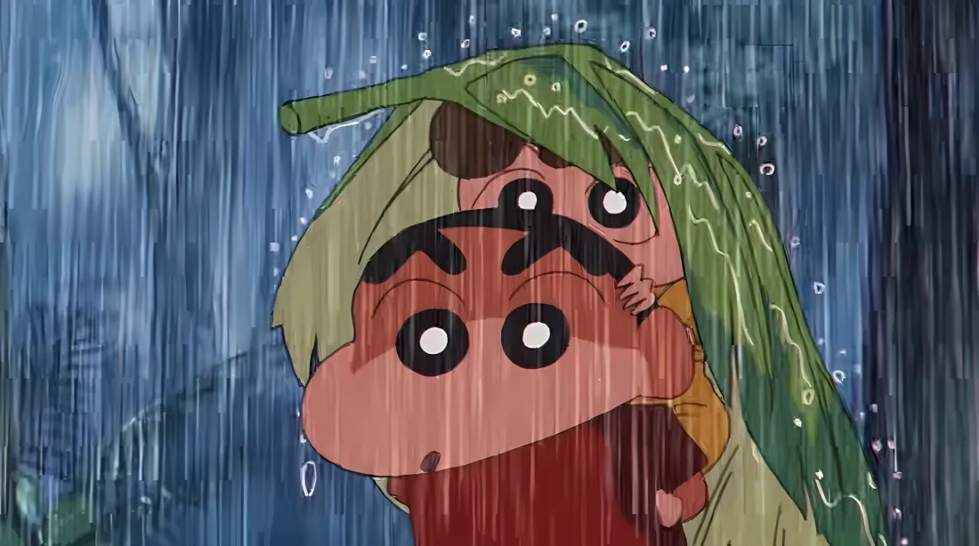 蜡笔小新背着小葵，头顶大绿叶在暴雨中遮雨前行