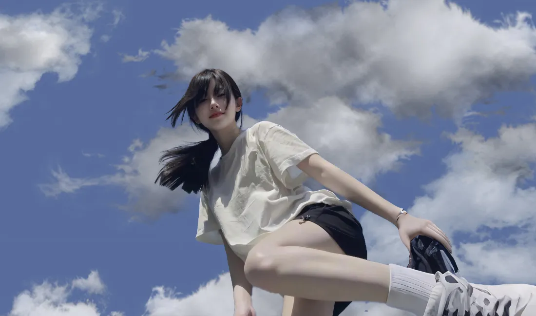 4k活力少女壁纸｜蓝天白云背景 - 青春活力「哲风壁纸」