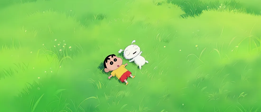 蜡笔小新与小白并排仰躺在开阔的鲜绿草地上休憩