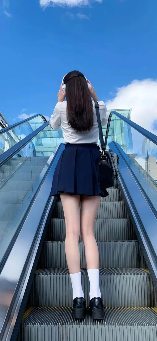 女生背影手机壁纸|蓝天扶梯背景 - 校服风「哲风壁纸」 女生背影手机壁纸|蓝天扶梯背景 - 校服风「哲风壁纸」