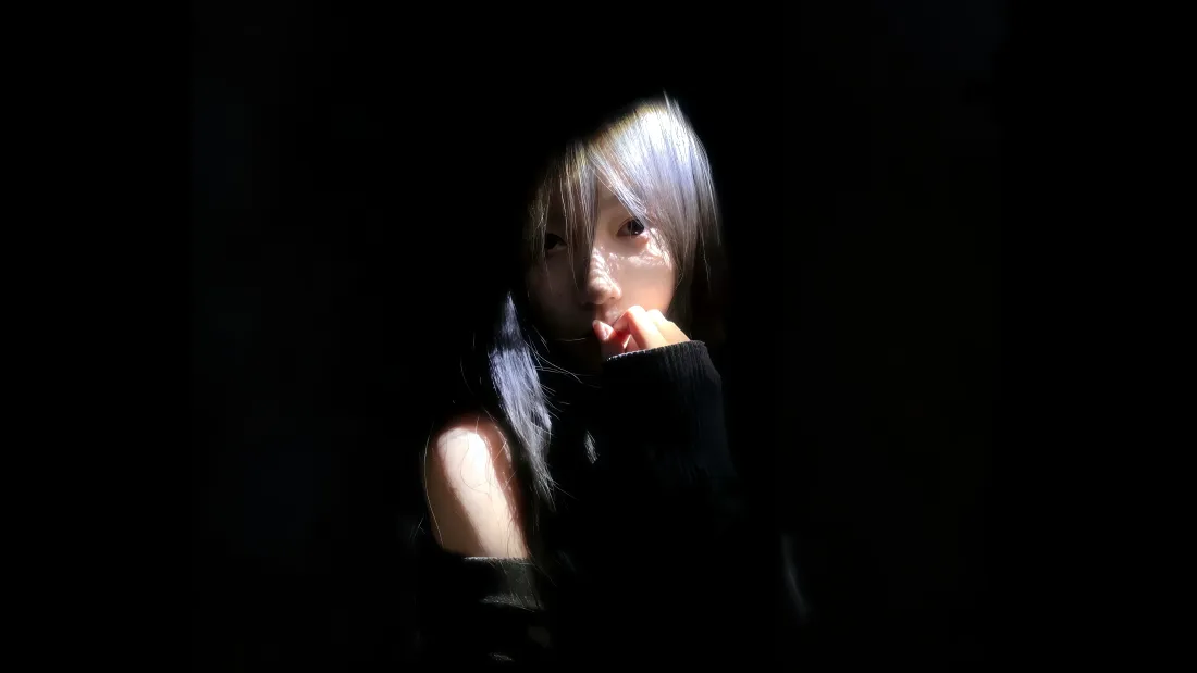 8k银发美女壁纸|暗黑背景图片 - 光影美女「哲风壁纸」 8k银发美女壁纸|暗黑背景图片 - 光影美女「哲风壁纸」
