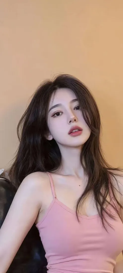 美女手机壁纸｜暖黄背景图片 - 粉色吊带长发「哲风壁纸」