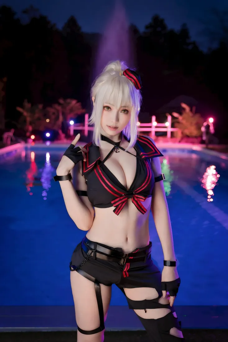 cosplay美女手机壁纸|泳池夜景 - 性感黑红穿搭「哲风壁纸」 cosplay美女手机壁纸|泳池夜景 - 性感黑红穿搭「哲风壁纸」