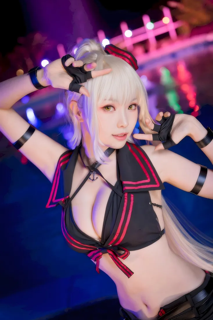 性感美女手机壁纸|泳池夜景 - 黑红服装「哲风壁纸」 性感美女手机壁纸|泳池夜景 - 黑红服装「哲风壁纸」