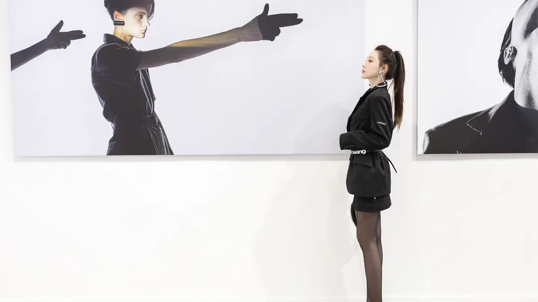 2k黑衣美女壁纸｜美术馆背景图片 - 艺术展览「哲风壁纸」