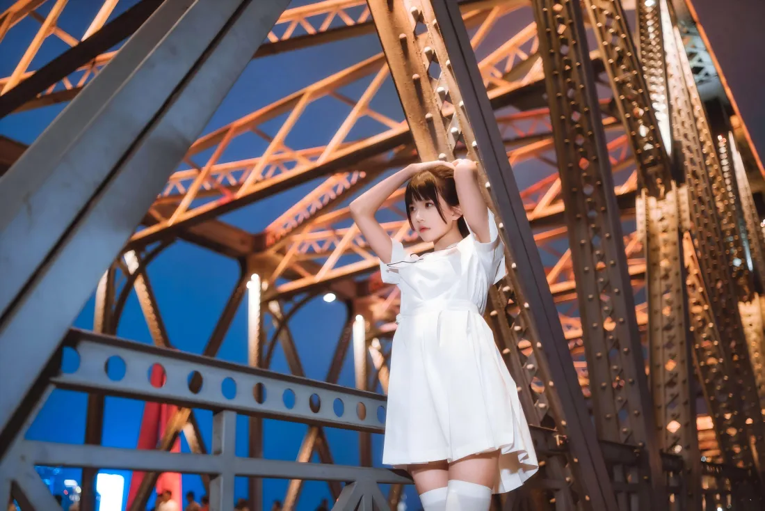 6k白衣女孩铁桥夜景壁纸|街拍 - 美女「哲风壁纸」 6k白衣女孩铁桥夜景壁纸|街拍 - 美女「哲风壁纸」
