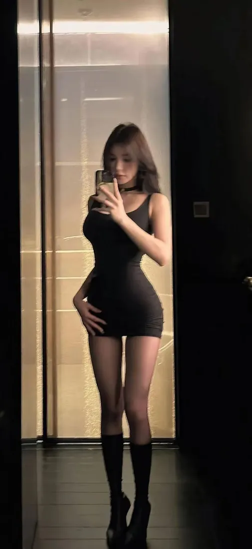 黑衣美女手机壁纸｜室内自拍 - 黑色穿搭「哲风壁纸」