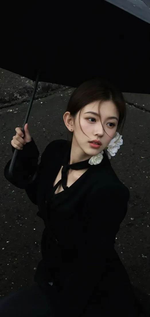 黑衣女子手持黑伞，耳侧别白花，立于暗调带白点的背景前。