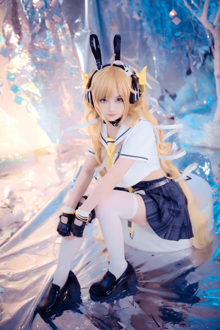 金发兔耳耳机少女cos安琪拉，穿水手服蹲坐于蓝调梦幻背景前
