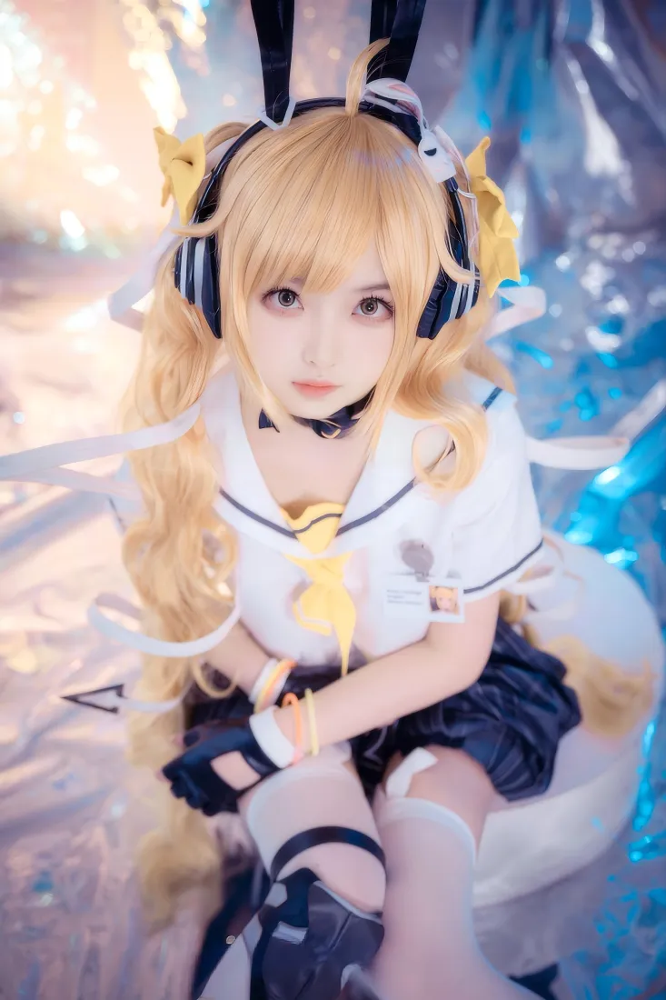 金发兔耳水手服安琪拉coser，蓝调虚化背景中坐姿面向镜头