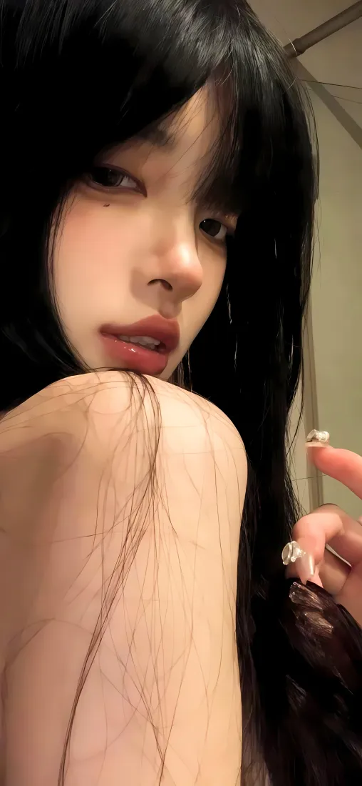 室内自拍黑长直美女，手肘抵脸，展示精致美甲