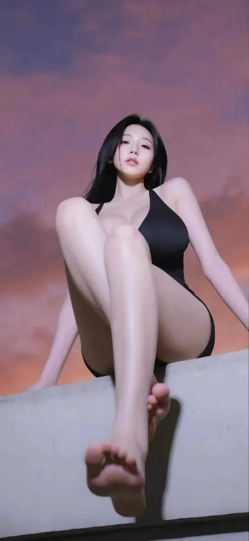 黑衣美女手机壁纸|粉紫天空背景 - 性感坐姿「哲风壁纸」 黑衣美女手机壁纸|粉紫天空背景 - 性感坐姿「哲风壁纸」