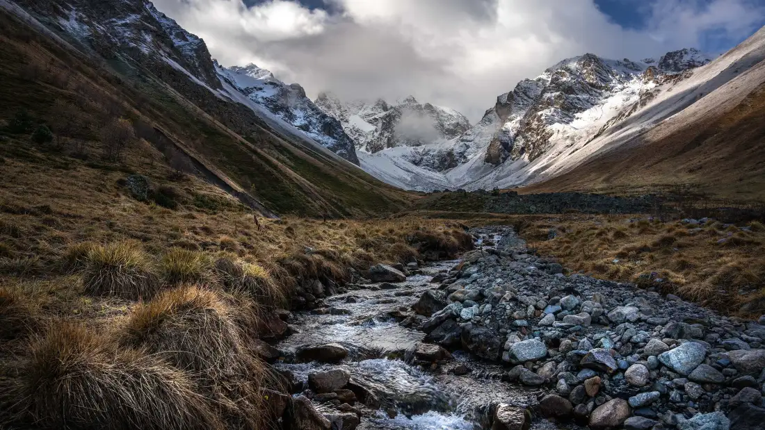 4k自然风景壁纸｜峡谷背景图片 - 溪流雪山草地「哲风壁纸」