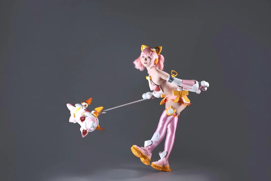 灰背景下粉发猫耳coser持星形道具摆出俏皮姿势