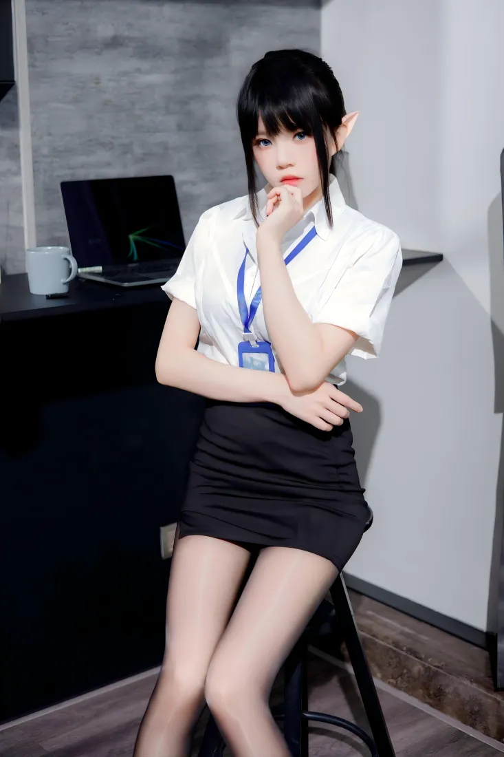 戴精灵耳饰的女性穿白衬衫黑短裙黑丝，坐在办公室桌旁的椅子上。