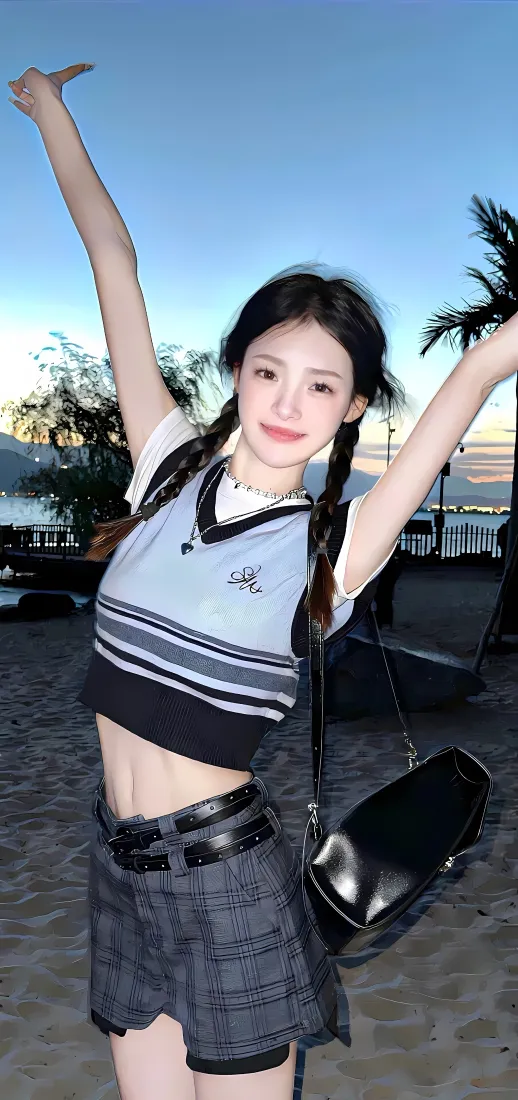 双麻花辫女生在沙滩上高举双臂，穿短款格纹背心与格纹短裙，背景是黄昏蓝天与棕榈树。