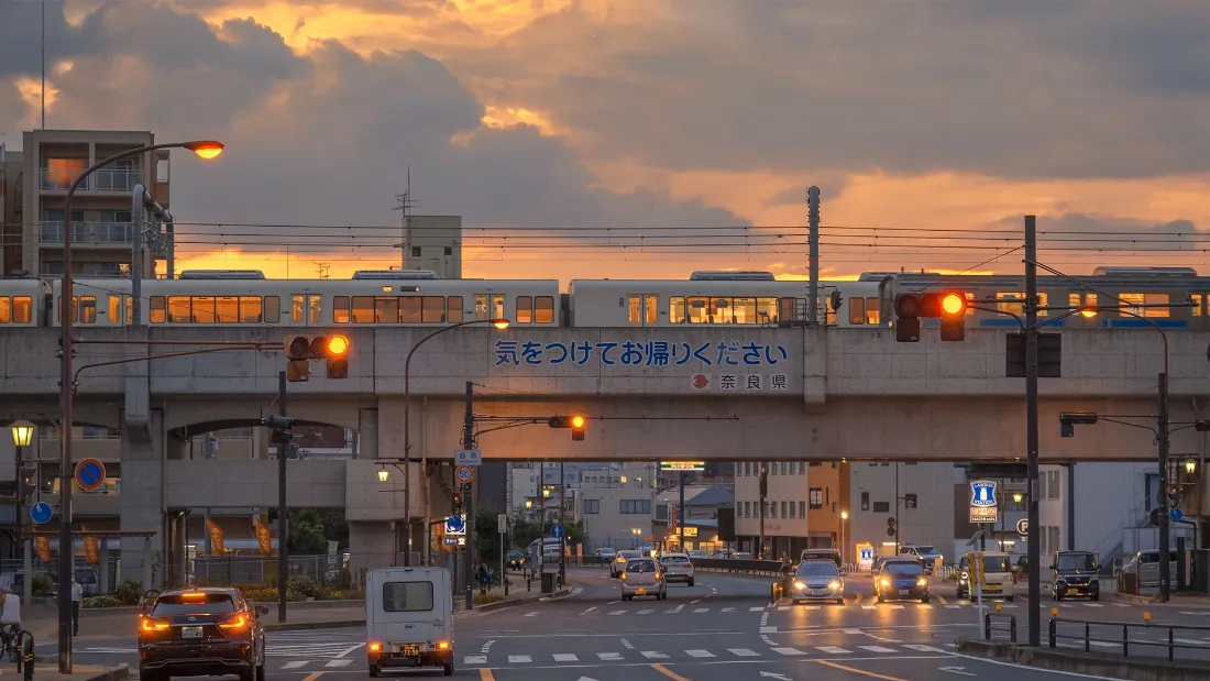 2k城市黄昏壁纸|街道电车背景 - 晚霞车流「哲风壁纸」 黄昏时分城市街道,高架电车驶过,车流穿梭,晚霞铺满天空。