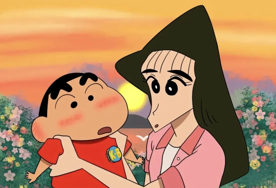 娜娜子在黄昏花田中抱着脸红的蜡笔小新，背景是橙粉渐变的晚霞与落日。