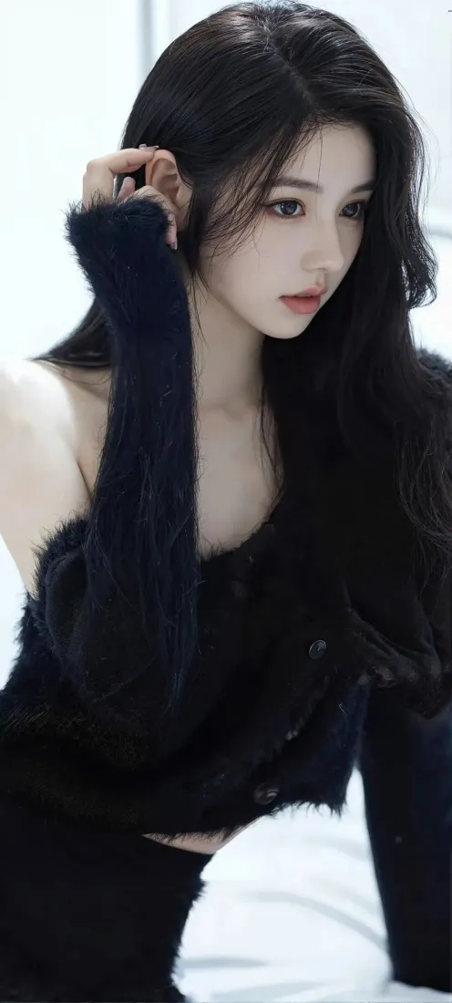 长发黑衣露肩女子抬手轻触耳侧，浅白背景，气质清冷柔美。
