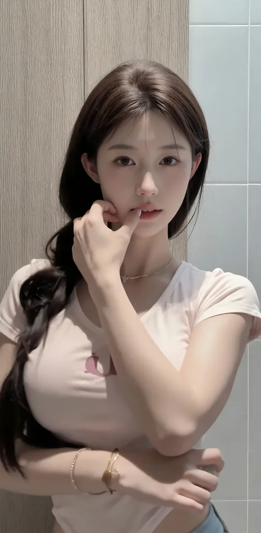 室内长发年轻女性，穿浅粉短袖，手托脸颊，佩戴细金项链与手链