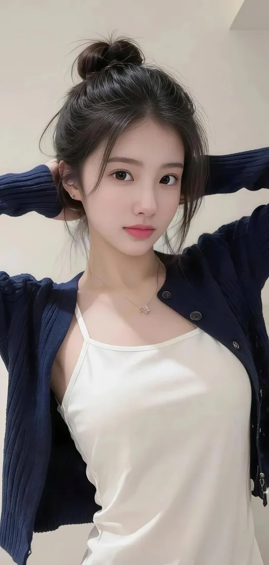 丸子头年轻女性，穿白色吊带搭深蓝色开衫，双手举至脑后，浅素色背景。