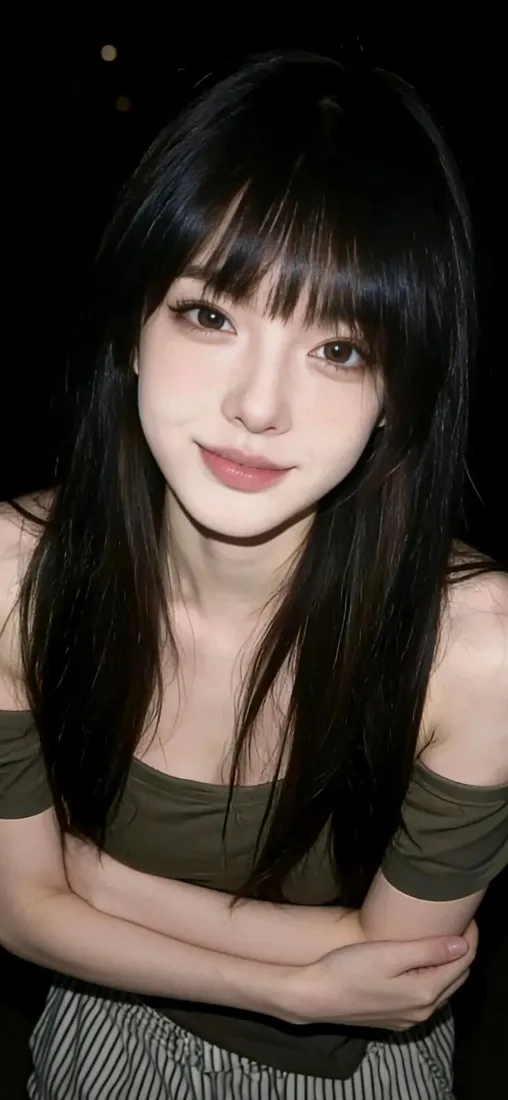 黑长直齐刘海年轻女性，穿绿色露肩上衣，黑色背景下抱臂微笑。