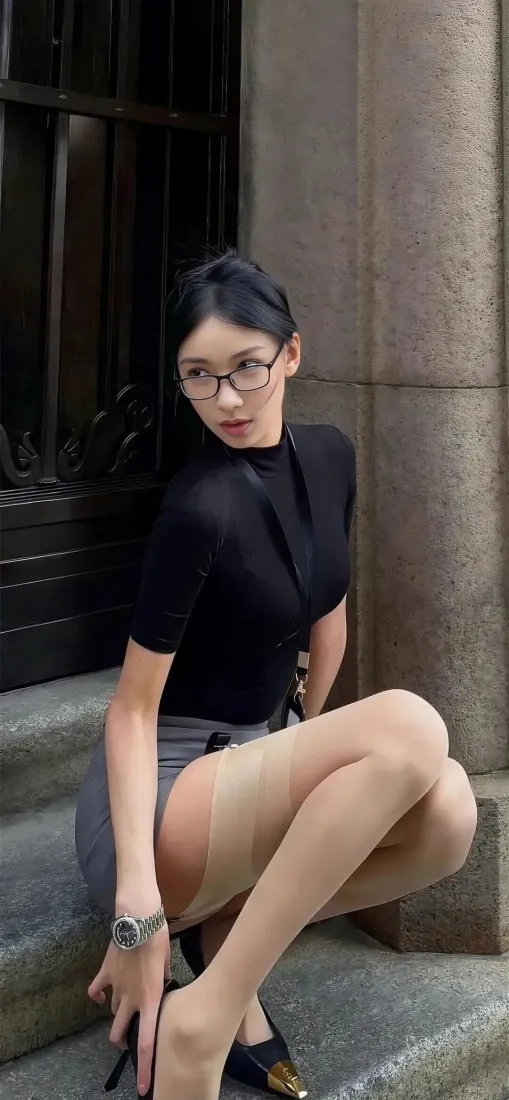 戴黑框眼镜的黑衣丝袜女子蹲在石质建筑旁的石阶上，手扶高跟鞋。