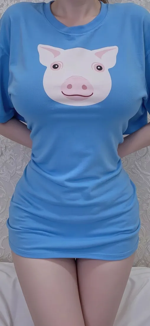 身着印有小猪图案蓝色紧身短袖裙的女性，双手背于身后站立