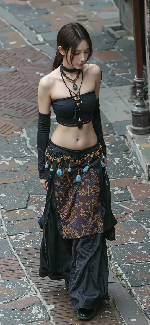 身着黑衣异域风长裙的女子行走在石板小巷中。