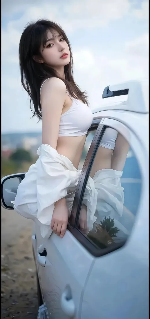 白衣长发年轻女子倚靠在白色汽车车门边，户外蓝天背景，整体清新明亮。