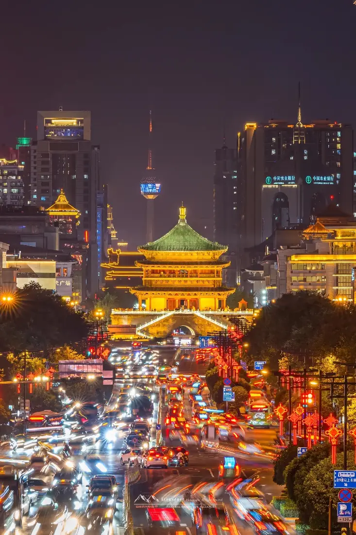 西安钟楼夜景，长曝光车流穿梭，古今建筑交相辉映