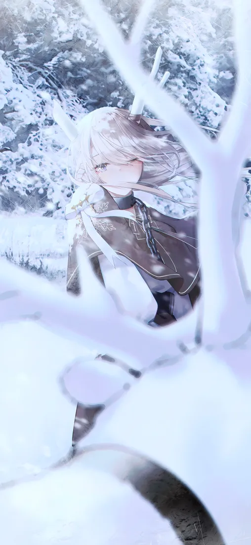 白发带鹿角的二次元少女置身覆雪林间，前景虚化的白色枝桠环绕，整体冷调梦幻。