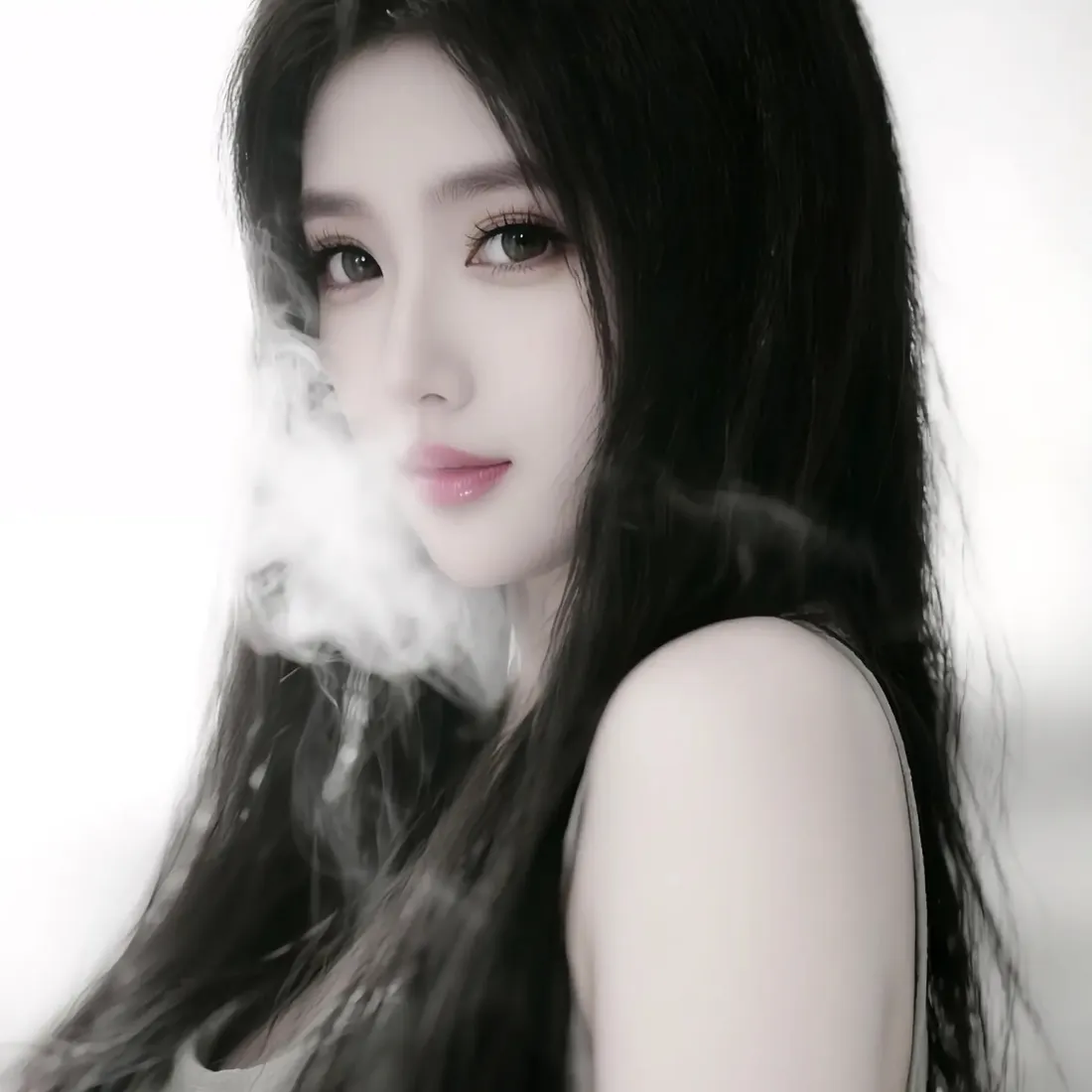 灰调背景下，黑长直长发美女近景，身侧萦绕白色烟雾，气质冷艳。