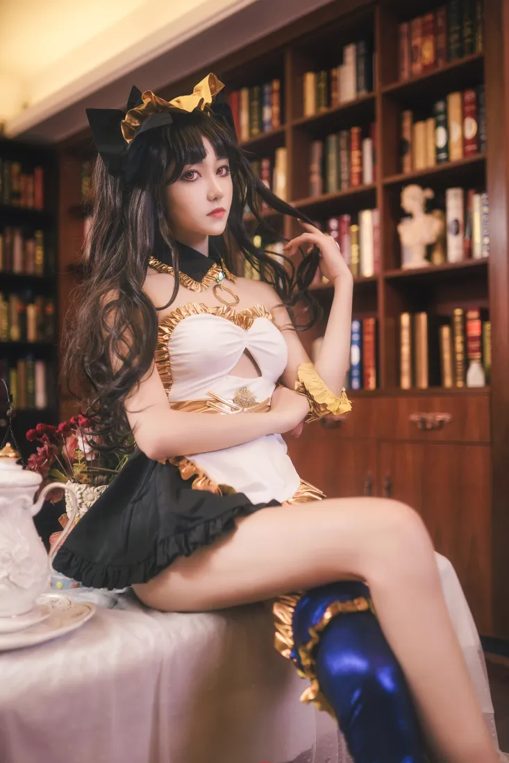 女仆装伊什塔尔coser坐于书房桌前，身后是摆满书籍的木质书架。