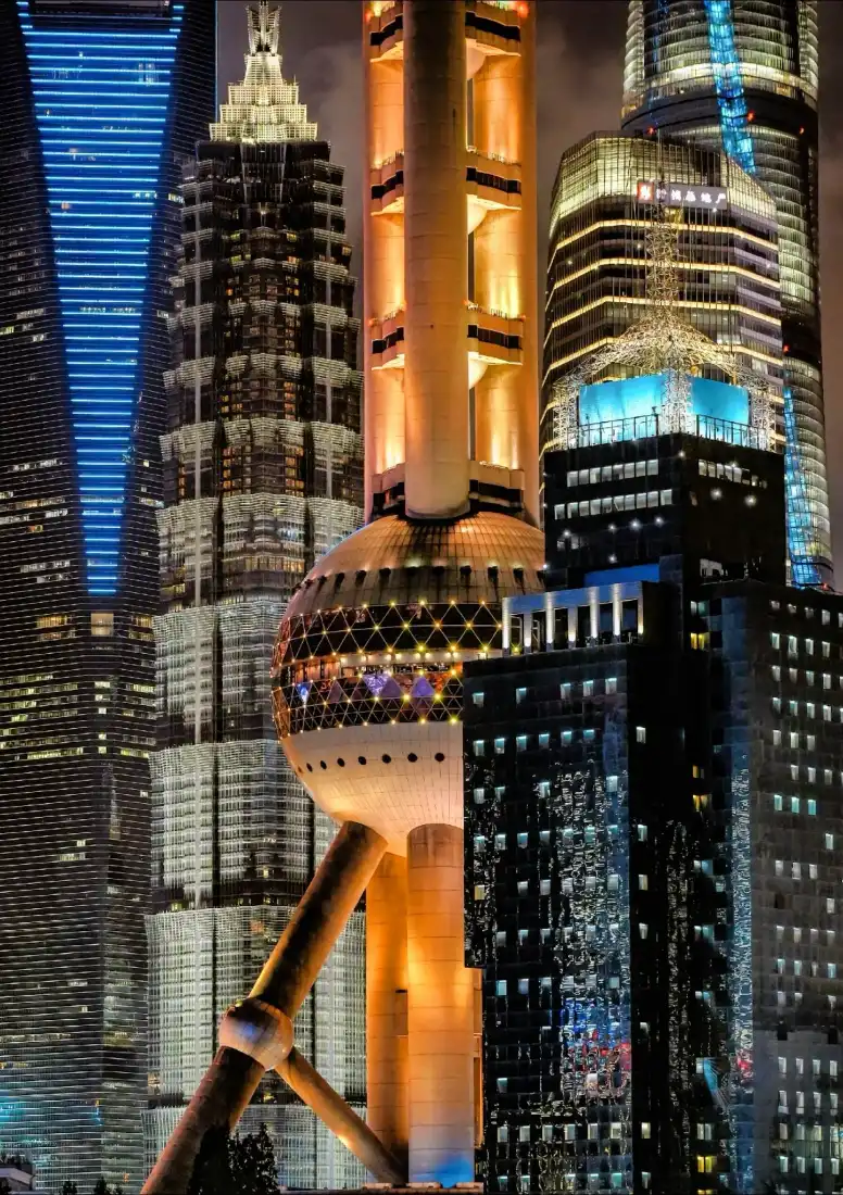 上海陆家嘴夜景，东方明珠与周边摩天大楼灯火璀璨。
