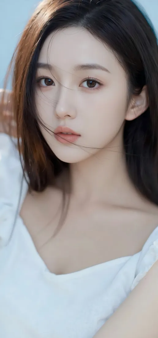 浅蓝背景下白衣长发年轻女性的脸部特写，发丝轻拂脸颊，气质清新温柔。