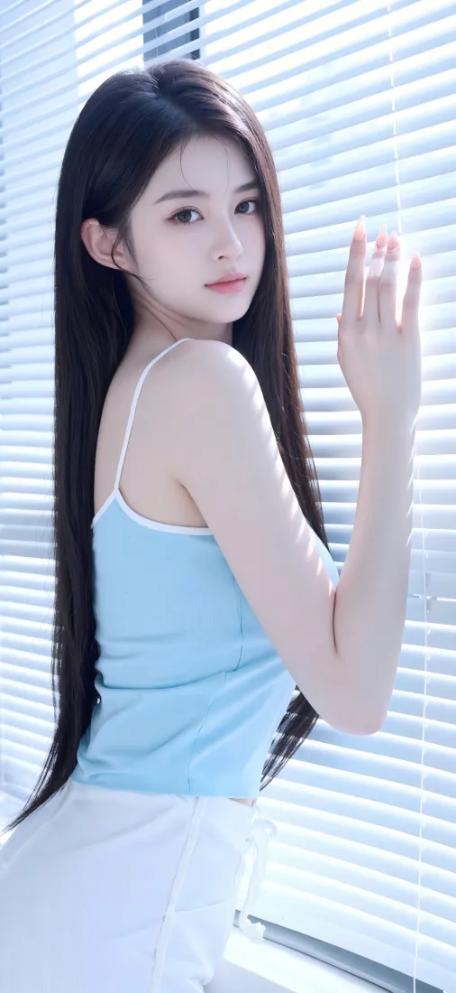 长发年轻女子身着浅蓝色吊带，站在百叶窗前回头望向镜头