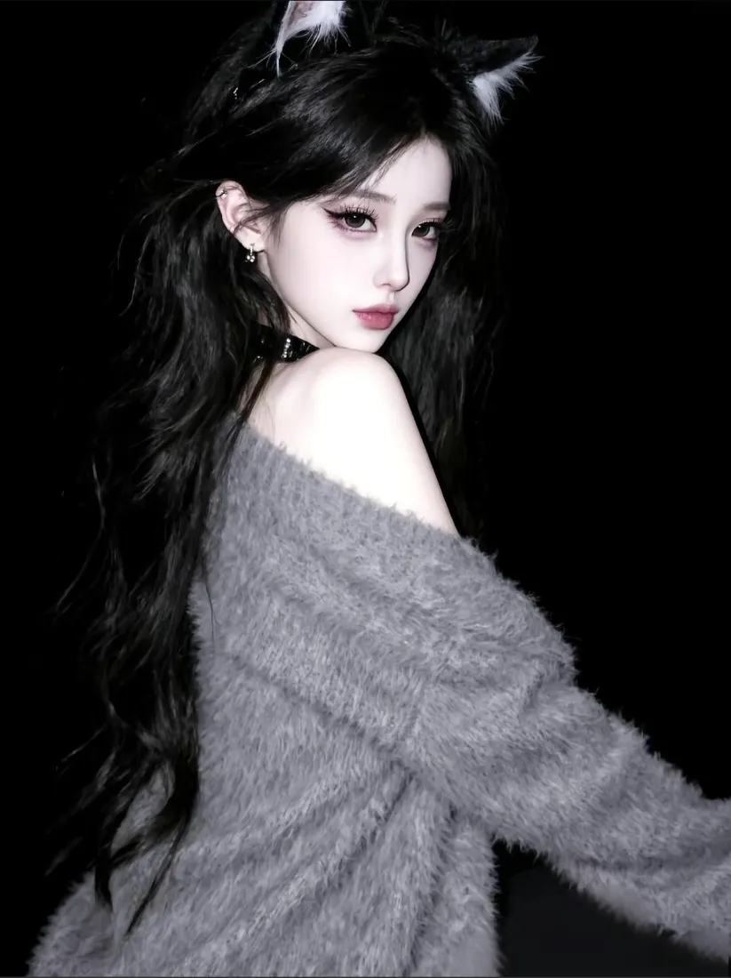黑长发猫耳少女着灰色毛绒露肩上衣，纯黑背景回眸，妆容精致冷艳