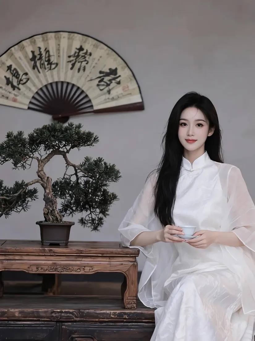 白衣古装女子手持茶杯静坐，旁置盆景与书法折扇，尽显中式禅意。