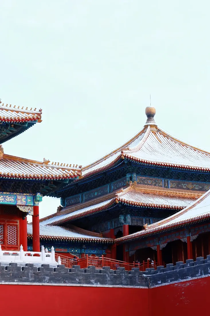 雪后故宫红墙琉璃瓦古建筑，飞檐覆雪，色调庄重典雅。