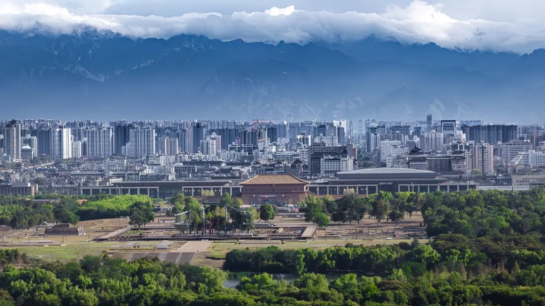 西安城市风景壁纸｜西安背景图片 - 远山绿树建筑群「哲风壁纸」