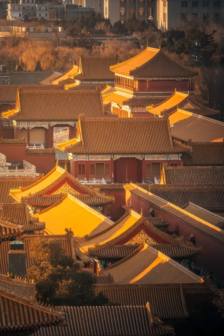 黄昏夕照下层层叠叠的故宫红墙黄瓦古建筑群