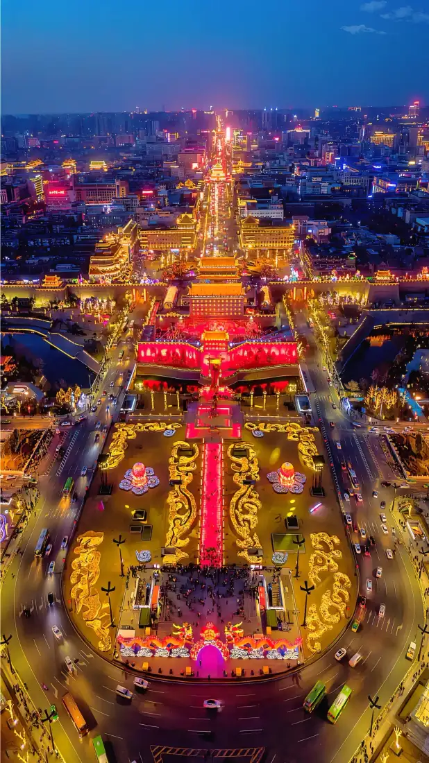 西安大唐不夜城夜景航拍，对称中轴线延伸，灯火璀璨车流穿梭