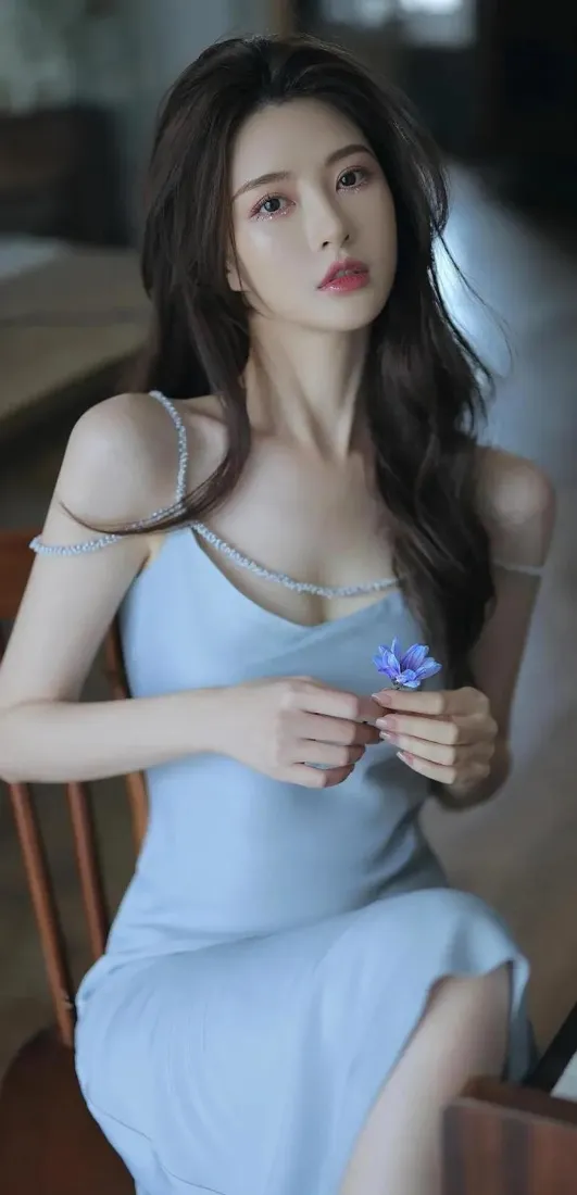 蓝衣美女手机壁纸｜室内背景图片 - 优雅气质「哲风壁纸」