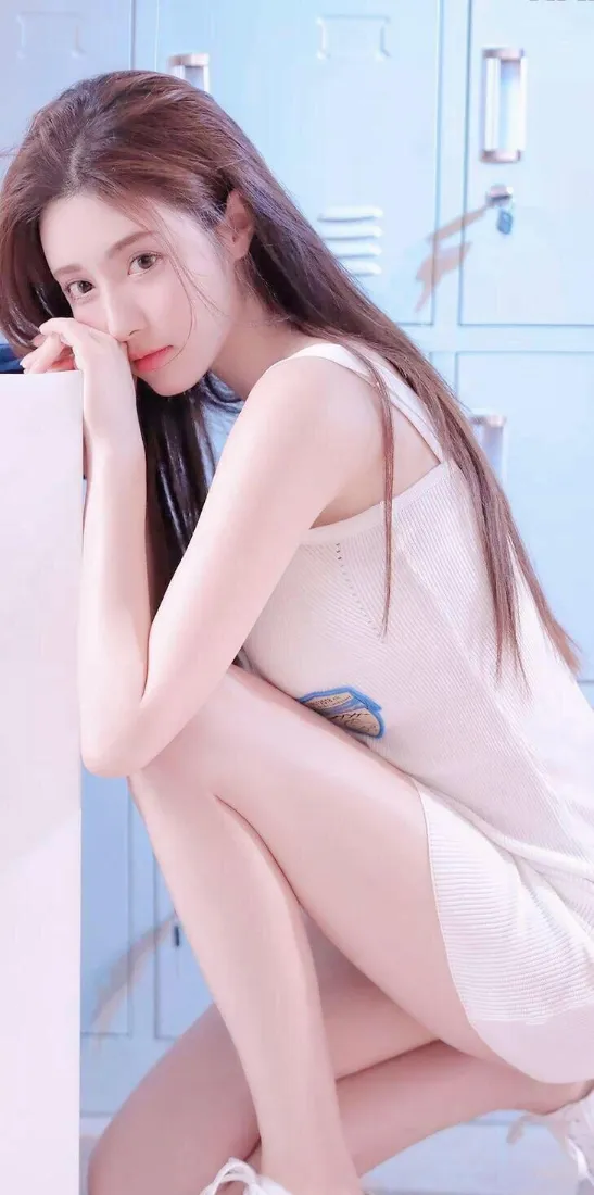 白衣美女手机壁纸|浅蓝色背景图片 - 清新室内「哲风壁纸」 白衣美女手机壁纸|浅蓝色背景图片 - 清新室内「哲风壁纸」