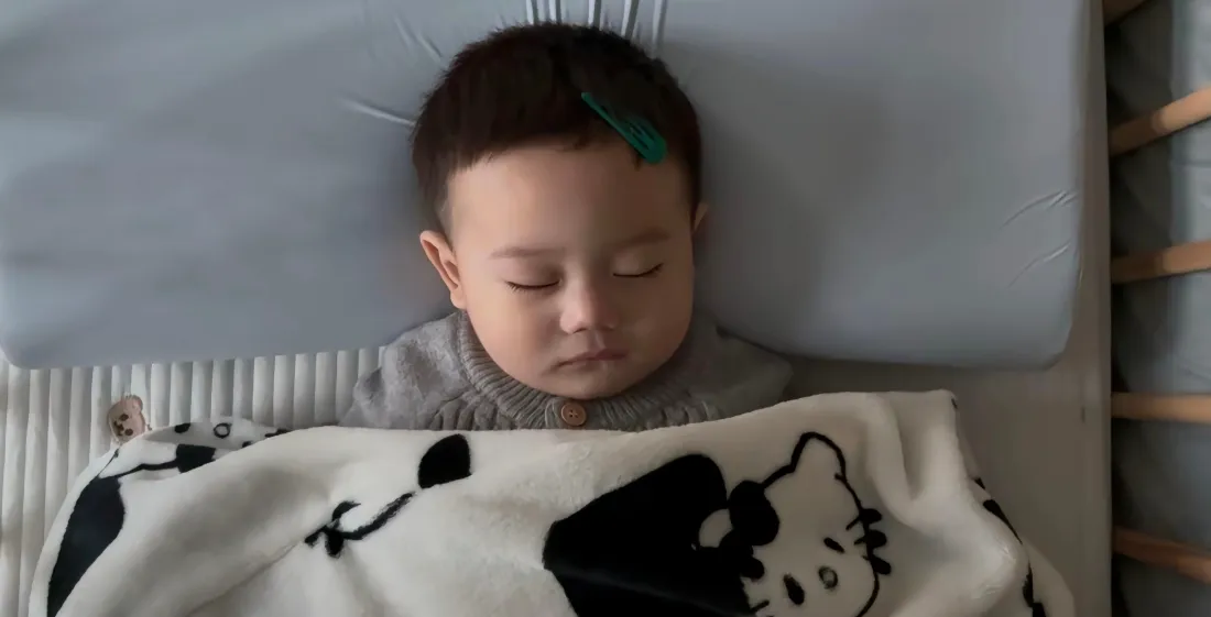 2kHello Kitty毯子小孩睡觉壁纸|灰床背景 - 温馨「哲风壁纸」 2kHello Kitty毯子小孩睡觉壁纸|灰床背景 - 温馨「哲风壁纸」