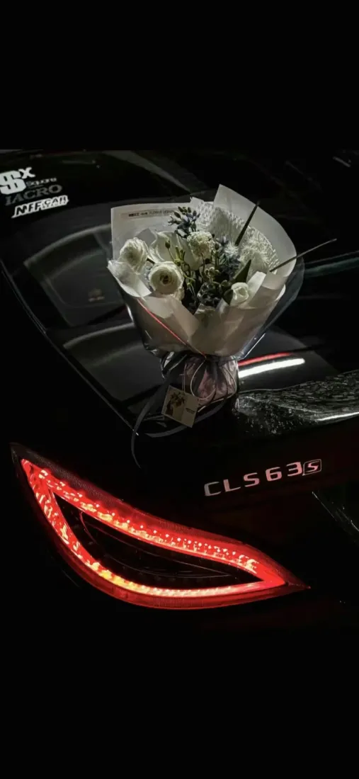 奔驰CLS手机壁纸|黑色汽车背景图片 - 花束尾灯「哲风壁纸」 奔驰CLS手机壁纸|黑色汽车背景图片 - 花束尾灯「哲风壁纸」