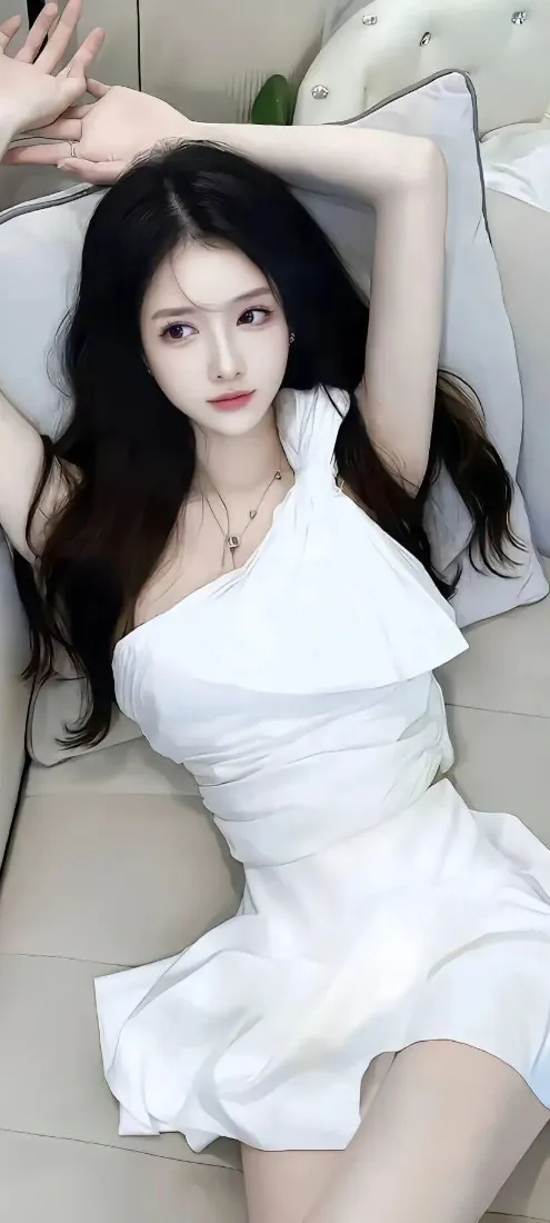 长发白衣女子躺卧在浅色沙发上，双臂抬起交叠于头顶