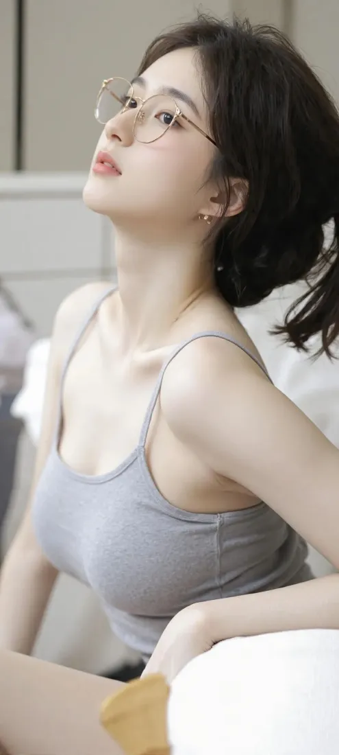 灰色背心眼镜美女手机壁纸｜室内背景图片 - 迷人「哲风壁纸」